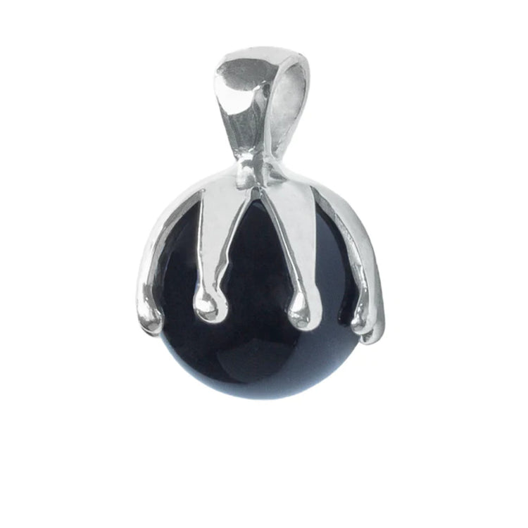 The Silver Pendant I'M A Queen by Kaora Sandara Jewelry features a black agate stone in a sterling silver, claw-like setting. This crown-resembling design has four prongs securing the top and a loop for chain attachment.